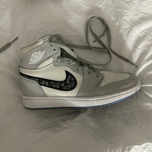 Size 7 high top sneakers